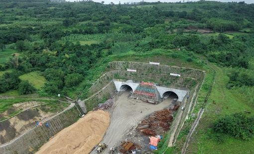 Cả 2 ống hầm dài hơn 1km thuộc tuyến cao tốc 10.700 tỷ chính thức được đào thông, Đèo Cả báo tin vượt tiến độ