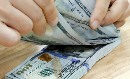 Giá USD ngân hàng "lao dốc", giá mua xuống dưới 25.000 VND/USD