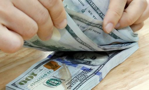 Giá USD ngân hàng "lao dốc", giá mua xuống dưới 25.000 VND/USD