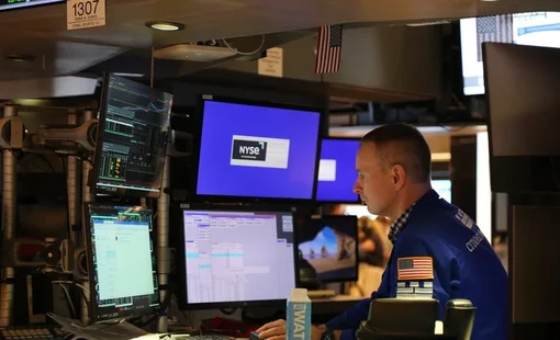 S&P 500 lập kỷ lục mới sau tuyên bố giảm thuế của Trump