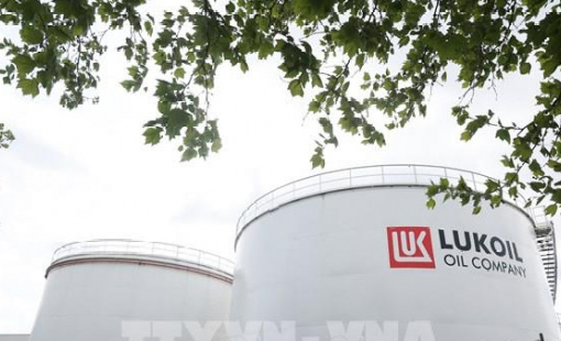 Đồng USD mạnh lên đẩy giá dầu giảm hơn 1%