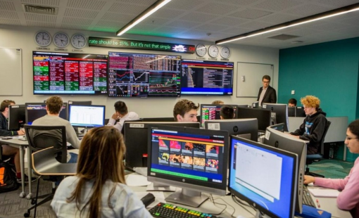 Doanh thu môi giới toàn ngành chứng khoán lập kỷ lục mới, VNDirect, TCBS ngược dòng thụt lùi sau 4 năm