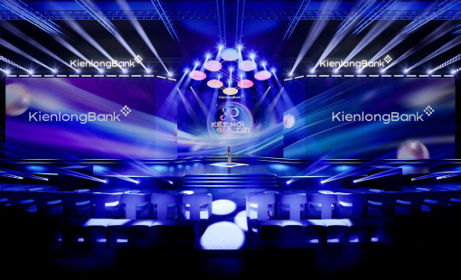 Không chỉ gây “sốt” với màn trình diễn của Chủ tịch Trần Ngọc Minh, KienlongBank còn thưởng lớn cho hơn 3.700 nhân viên