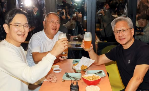 Dấu hiệu bong bóng AI sắp nổ tung: Chỉ cần CEO Nvidia đi ăn gà rán, cổ phiếu quán bán gà ngay lập tức bốc đầu tăng 20%