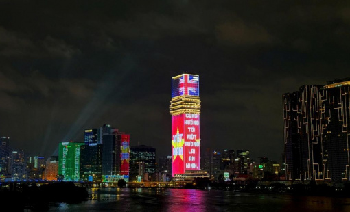 Tòa tháp Saigon Marina IFC rực sáng chào mừng đối tác chiến lược toàn diện Việt - Anh