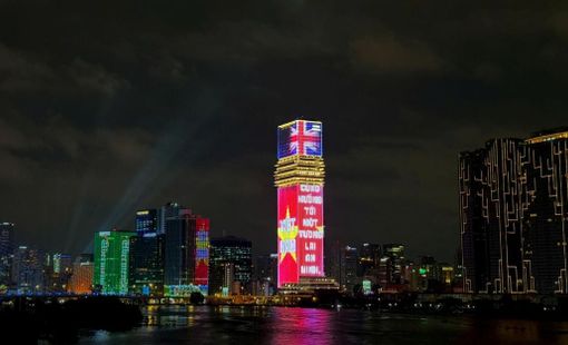 Tòa tháp Saigon Marina IFC rực sáng chào mừng đối tác chiến lược toàn diện Việt - Anh