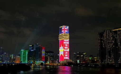 Tòa tháp Saigon Marina IFC rực sáng chào mừng đối tác chiến lược toàn diện Việt - Anh