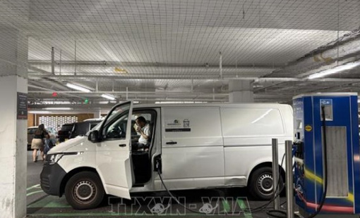 Các nhà sản xuất ô tô chỉ trích kế hoạch đánh thuế xe điện của Anh