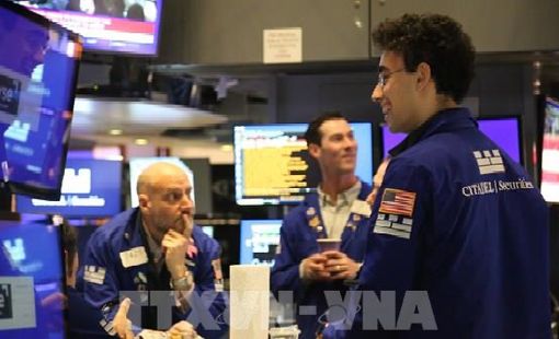 Chỉ số Dow Jones tiếp tục lập kỷ lục