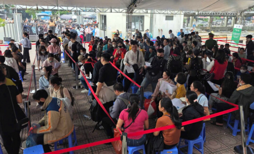 Bộ Xây dựng yêu cầu chấn chỉnh tình trạng xếp hàng xuyên đêm nộp hồ sơ mua nhà ở xã hội