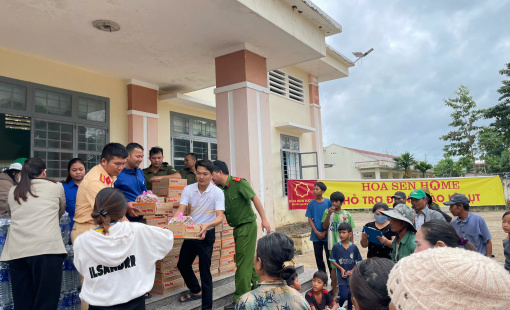 Hướng về miền Trung, Hoa Sen Home và Nhựa Hoa Sen đã triển khai cứu trợ nhu yếu phẩm cho bà con xuyên đêm