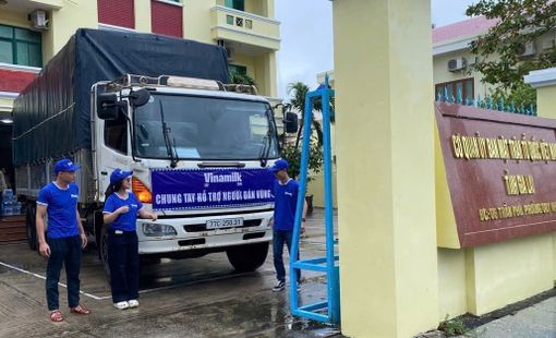 Vinamilk kịp thời hỗ trợ 48 tấn sản phẩm dinh dưỡng đến bà con vùng lũ miền Trung và Tây Nguyên