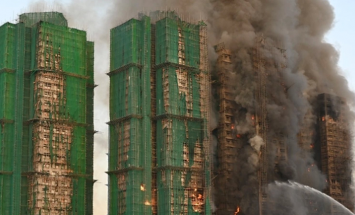 Nóng: Biển lửa 'nuốt chửng' 8 toà nhà thuộc 1 cụm chung cư nổi tiếng, 13 người thiệt mạng