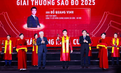 Ông Đỗ Quang Vinh, Chủ tịch SHS, Phó chủ tịch SHB được vinh danh TOP 10 doanh nhân xuất sắc nhất Giải thưởng Sao Đỏ 2025