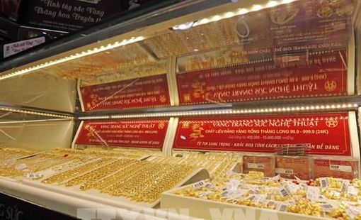 Đồng USD mạnh lên đẩy giá vàng giảm hơn 1%