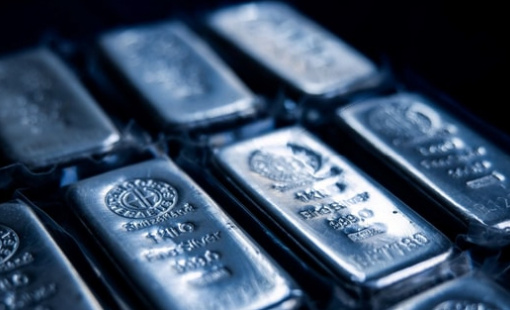 Bạc lập kỷ lục rồi rơi tự do, chuyên gia dự báo giá sẽ chạm mức 3 chữ số vào năm 2026