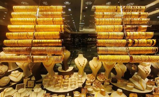 Giá vàng thế giới chạm mức cao nhất 7 tuần, giá bạc rời đỉnh lịch sử