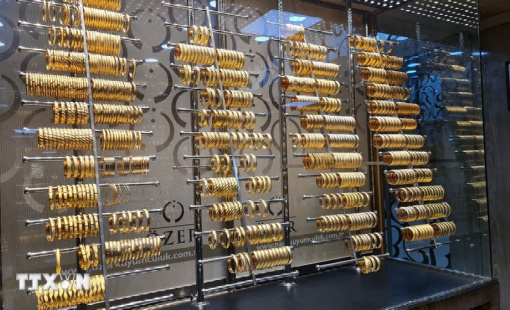 Giá vàng giảm nhẹ do áp lực từ đồng USD và chính sách của Fed