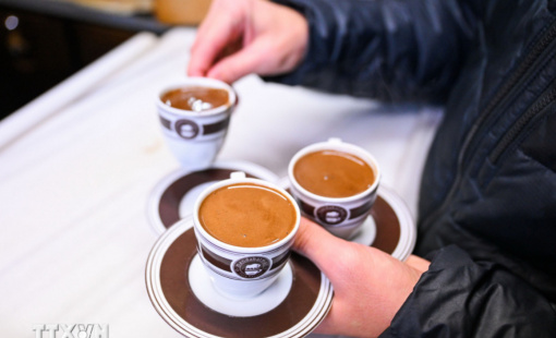 Người Mỹ vẫn phải uống cà phê giá cao dù thuế quan giảm