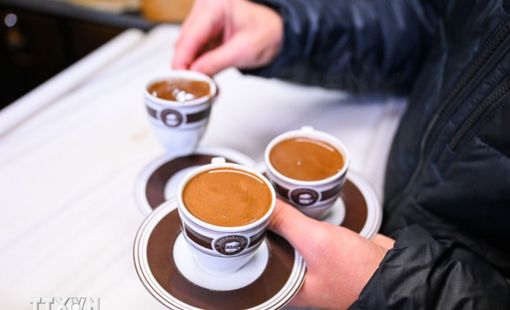 Người Mỹ vẫn phải uống cà phê giá cao dù thuế quan giảm