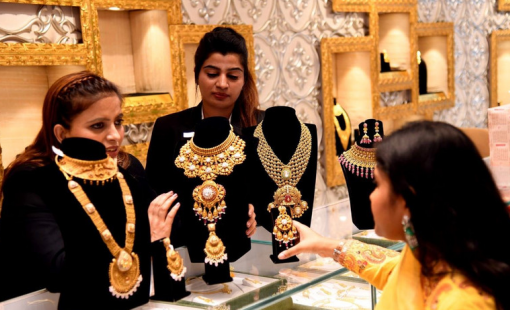 Giá vàng giao ngay lần đầu tiên phá mốc 4.400 USD mỗi ounce