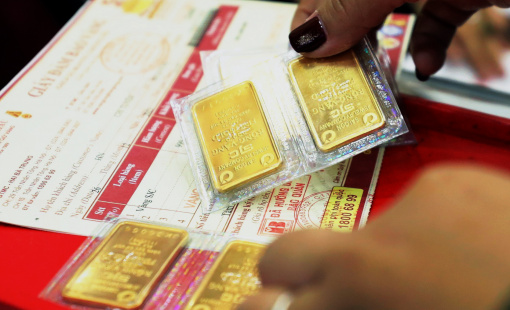 Giá vàng SJC "lao dốc", giá USD vượt mốc 25.700 đồng