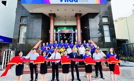 Khách hàng tấp nập giao dịch tại các điểm kinh doanh ngân hàng số Vikki