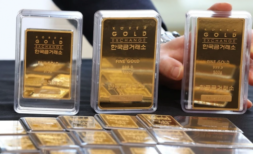 Giá vàng châu Á giảm do hoạt động chốt lời, đàm phán hòa bình Ukraine