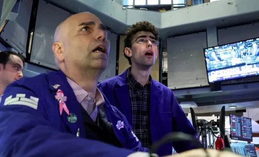 Chứng khoán Mỹ rung chuyển, Dow Jones giảm hơn 700 điểm, nhà đầu tư đổ xô tìm nơi trú ẩn do lo ngại về nền kinh tế