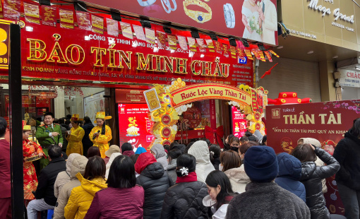 Nơi đông nghịt, nơi vắng vẻ người mua vàng ngày vía Thần Tài