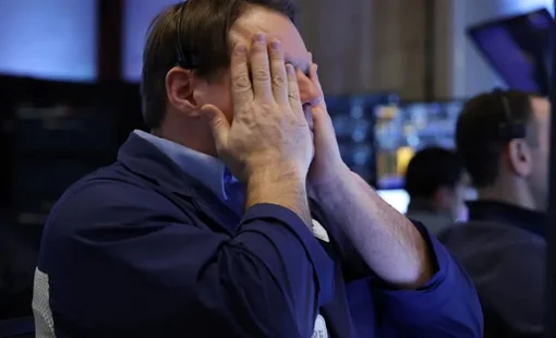 Chứng khoán Mỹ rung chuyển, Dow Jones có lúc giảm tới 800 điểm khi ông Trump tuyên bố mức thuế 25% với Mexico, Canada bắt đầu có hiệu lực