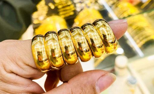 Tạm hoãn thuế quan không làm giảm sức hút của vàng
