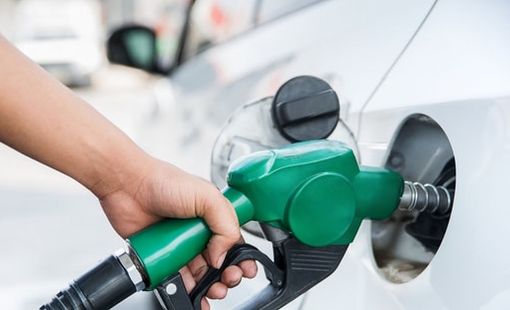 Giá xăng giảm mạnh gần 2.000 đồng/lít, xuống mức thấp nhất gần 4 năm