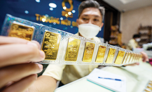 Giá vàng miếng SJC tăng "sốc", tiến tới mốc 107 triệu đồng/lượng