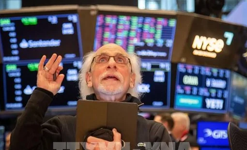 Ông Trump chỉ trích Fed, thị trường chứng khoán Mỹ lao dốc
