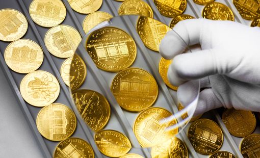 Giá vàng thế giới rơi tự do