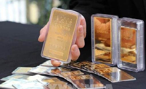 Giá vàng giảm hơn 1% sau thỏa thuận thương mại Mỹ-Anh