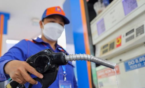 Giá xăng dầu tiếp tục tăng, RON 95 tiến sát mốc 22.000 đồng/lít
