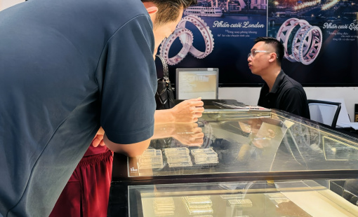 Nếu nhỡ “sóng” chứng khoán và vàng, người mua bạc vẫn lãi 35% từ đầu năm