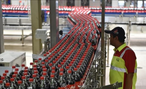 Coca-Cola và bài toán khó: Giữ hay rời bỏ sân chơi cà phê?