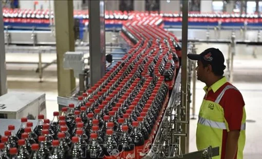 Coca-Cola và bài toán khó: Giữ hay rời bỏ sân chơi cà phê?