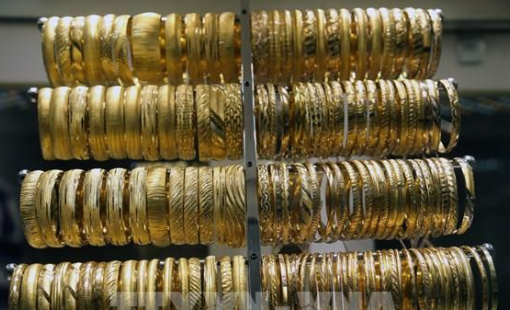 Giá vàng chạm đỉnh hai tuần trước lo ngại về tính độc lập của Fed