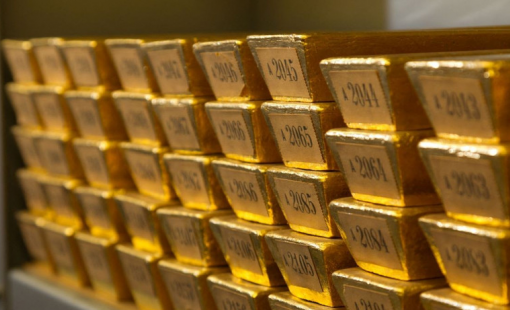 Giá vàng thế giới đạt đỉnh cao kỷ lục nhờ USD yếu và lãi suất thấp