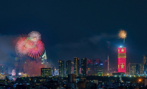 Saigon Marina IFC rực rỡ đêm pháo hoa với công nghệ ánh sáng hàng đầu thế giới