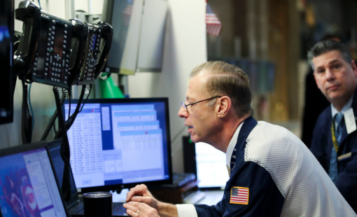 Fed giữ nguyên lãi suất, S&P 500 lần đầu chạm mốc lịch sử 7.000 điểm