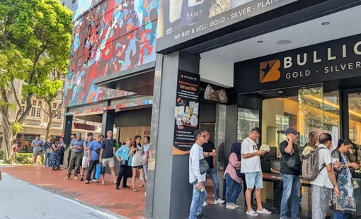 Singapore: Hàng trăm khách xếp hàng chờ mua bạc, BullionStar hẹn trả hàng sau 3 tháng