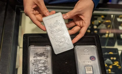 Giá bạc thế giới thủng mốc 59 USD/ounce, bạc trong nước giảm xuống hơn 56 triệu đồng/kg