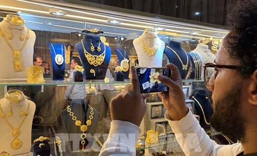 Giá vàng châu Á tăng hơn 1% nhờ đồng USD sụt giảm
