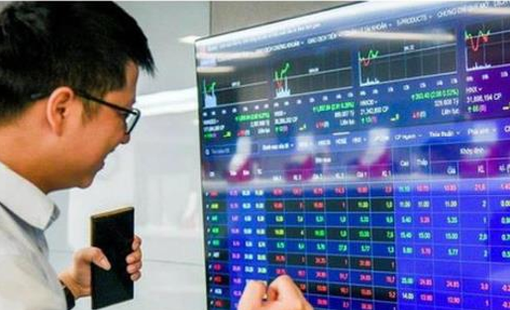 Chuyên gia: VN-Index lên đỉnh nhưng định giá vẫn “rẻ”, nhiều cổ phiếu vẫn còn cách xa đỉnh 2025