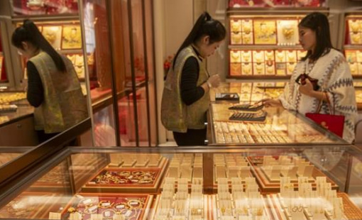 Giá vàng đi lên trong bối cảnh giới đầu tư chờ tín hiệu từ Fed